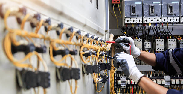 Professional Electrician technician working in Le Claire, IA